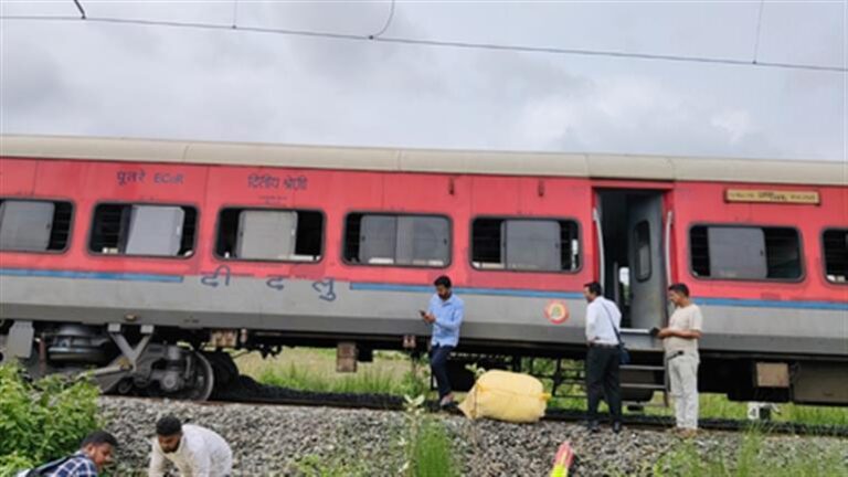 Mahima Gosain Express Derailment Near Sambalpur: Quick Response Prevents Tragedy